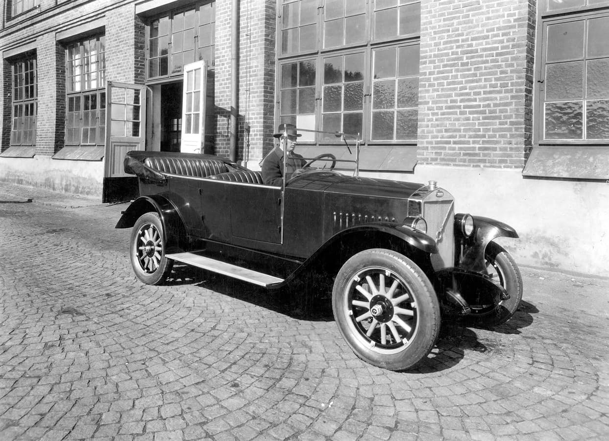 The Volvo ÖV4 in production